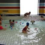 Wodna zabawa w brodziku basenu krytego w Oławie