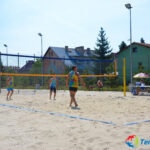 Mecz siatkówki plażowej na basenie letnim w Oławie.
